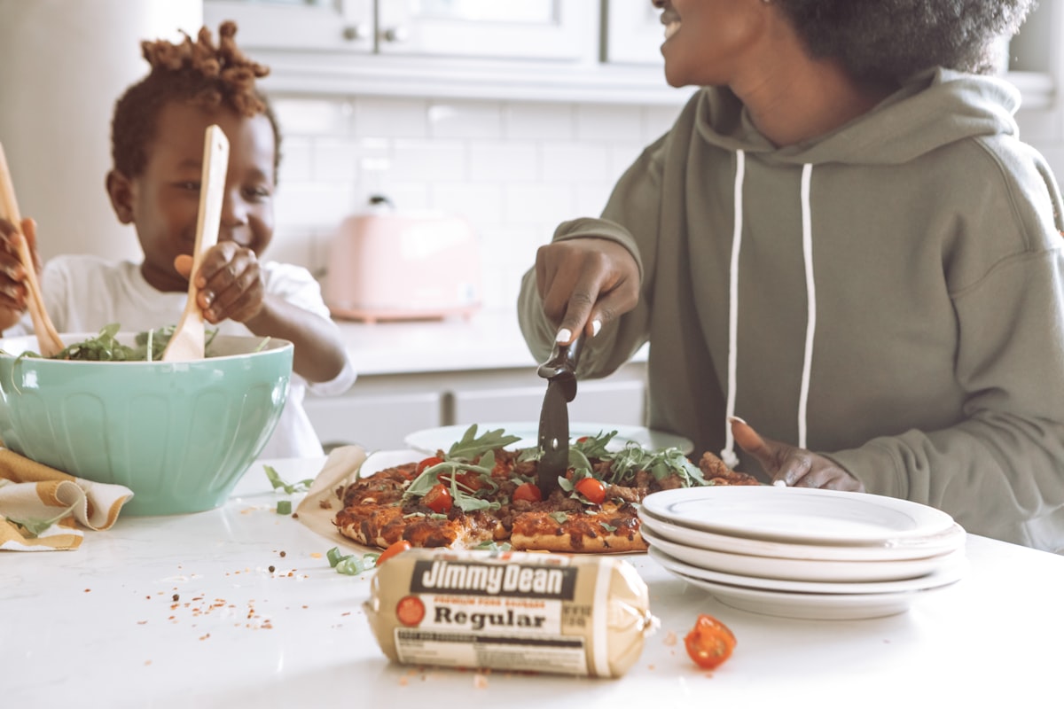 Farverig grøn salat med dressing